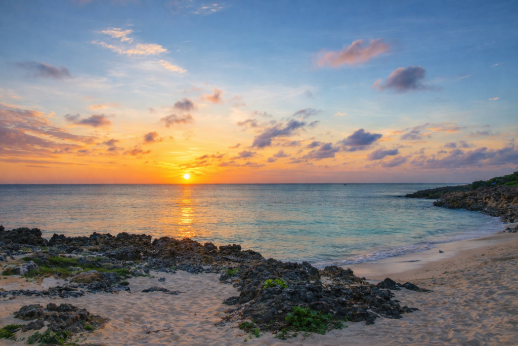 馬と古城夕陽が沈む雰囲気が出た作品です。 🌅 宮古島で心奪われる夕日を｜感動のサンセットスポット特集 | みゃー