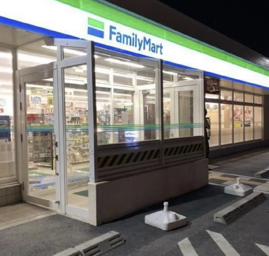 Pemandangan toko serba ada FamilyMart